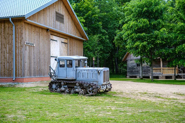 Carros retro e caminhões no museu — Fotografia de Stock