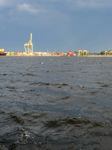 Nuages orageux formant au-dessus de Riga cargo port sur la rivière Daug — Photo