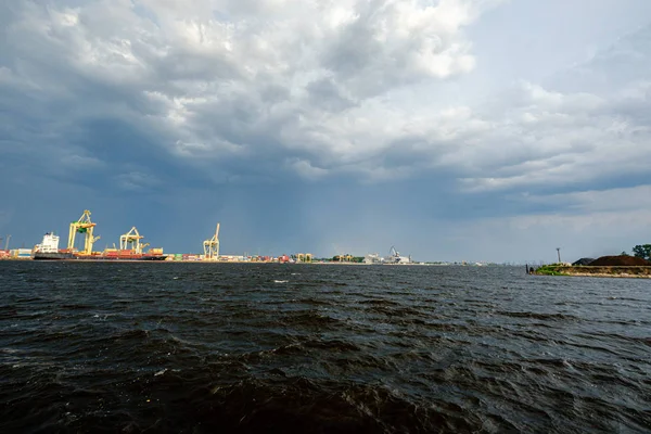 Burza chmur tworzących nad Riga Cargo portu morskiego na rzece Daug — Zdjęcie stockowe