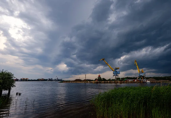Viharfelhők, amely a rigai teherszállítási kikötőt képezi a Daug folyón — Stock Fotó
