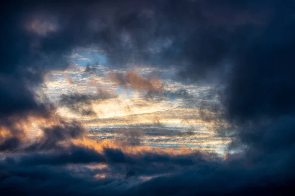 Drammatiche nubi temporalesche che si formano sulla zona rurale la sera — Foto Stock