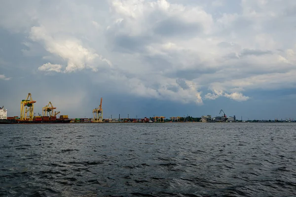 Σύννεφα καταιγίδας σχηματίζουν πάνω από το λιμάνι της Ρίγας φορτίου στο ποτάμι daug — Φωτογραφία Αρχείου