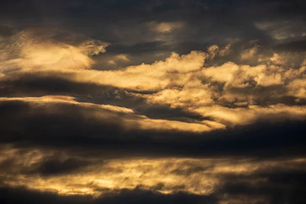 Blauwe hemel met wolken en vliegtuig paden — Stockfoto