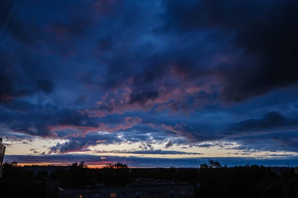 Blå himmel med moln och plana stigar — Stockfoto