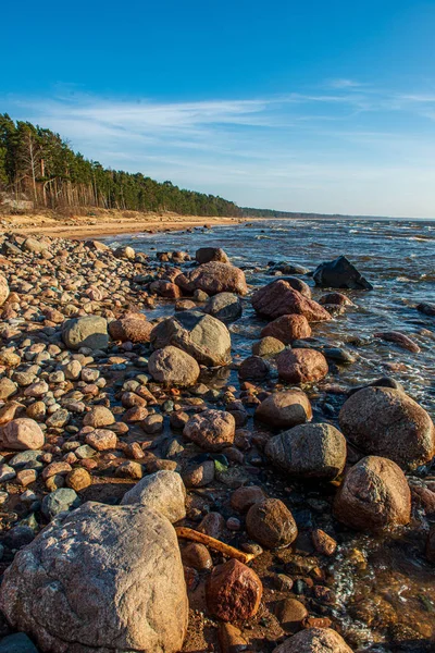 Río bosque con golfo rocoso y cascadas — Foto de Stock