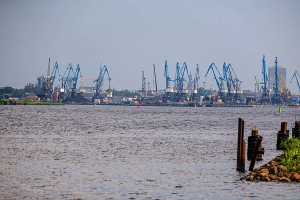 Cargo Shipping terminals in Riga, Letland met hoge wind en stof — Stockfoto