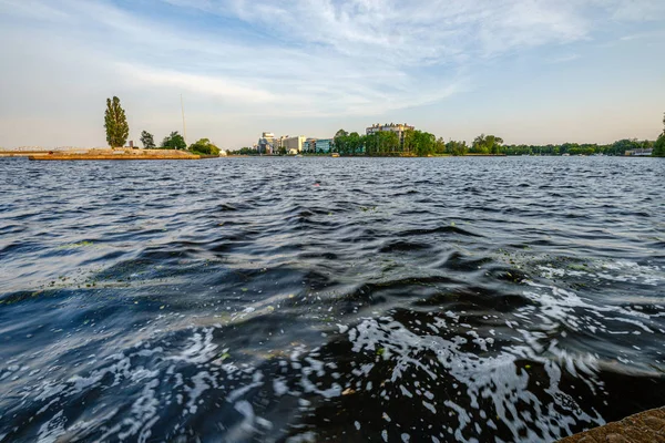 Riga cidade vista panorâmica do outro lado do rio de Daugava — Fotografia de Stock