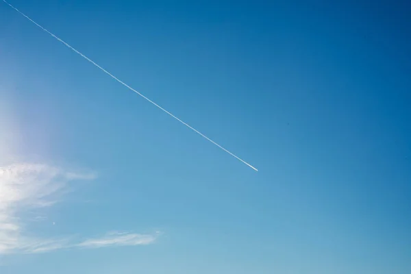 Ciel bleu avec nuages et pistes aériennes — Photo