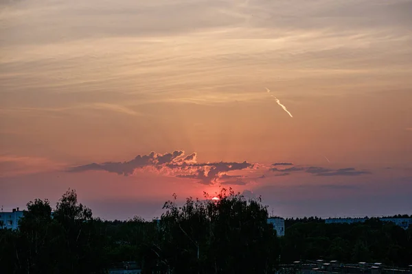 Večerní bouře s dramatickými mraky nad venkovským prostorem — Stock fotografie