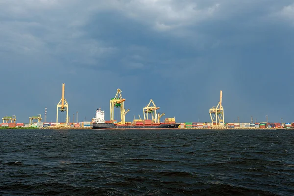 Nuages orageux formant au-dessus de Riga cargo port sur la rivière Daug — Photo