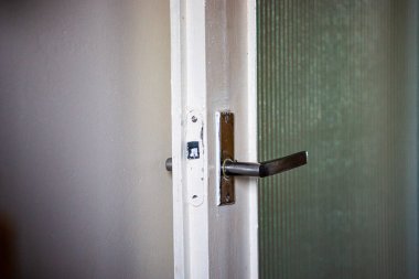 apartmanda beyaz kapıya giden merdiven