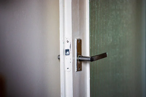 Treppenhaus führt zu weißer Tür in Wohnung — Stockfoto
