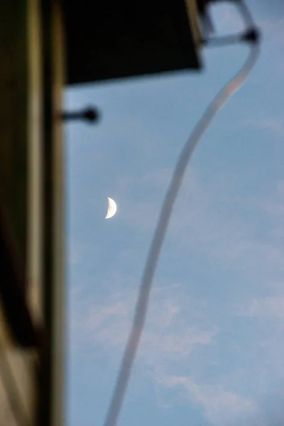 Mondaufgang am dunkelblauen Himmel — Stockfoto