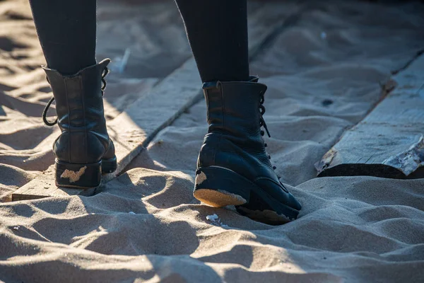 Doğada kum veya zemin toprak üzerinde duran insan ayakları — Stok fotoğraf