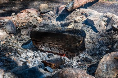 açık doğada kayalar ile şömine