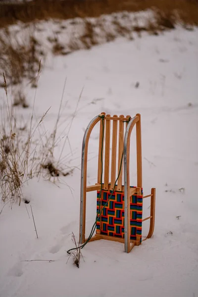 Niños de madera pizarra en invierno nieve — Foto de Stock