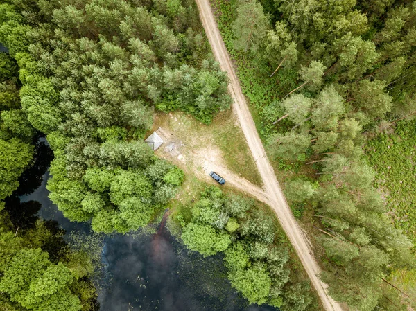 Деревенское озеро в зеленом лесу. Воздушное изображение дрона — стоковое фото