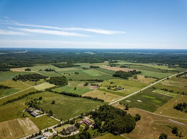 küçük bir köy ile kırsal yollar ve alanlar. havadan görünüm