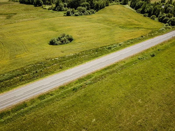 Droga wiejska w zielonym lesie i pola Drone zdjęcie lotnicze — Zdjęcie stockowe