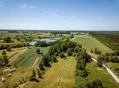 küçük bir köy ile kırsal yollar ve alanlar. havadan görünüm
