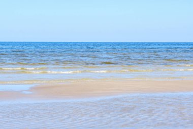 blu gökyüzü ve dalgalar ile deniz plajı