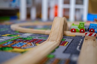 bir ca ahşap raylar üzerinde ahşap tren seti ile oynayan bebek elleri