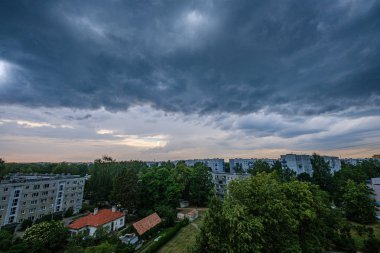 ülke üzerinde dramatik fırtına bulutları