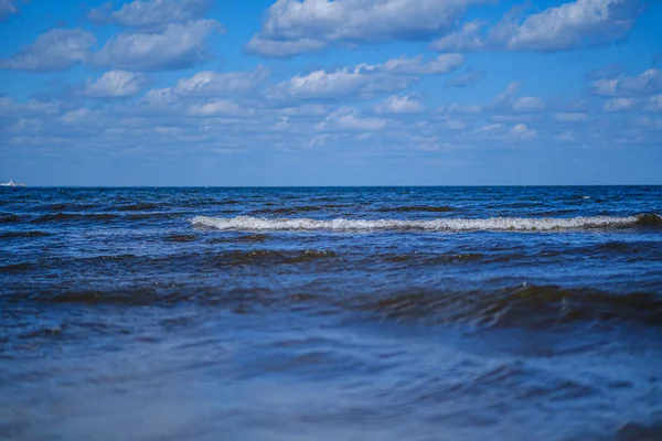 Spiaggia mare con cielo blu e onde — Foto Stock