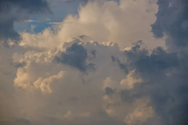 Dramatische storm wolken over land — Stockfoto