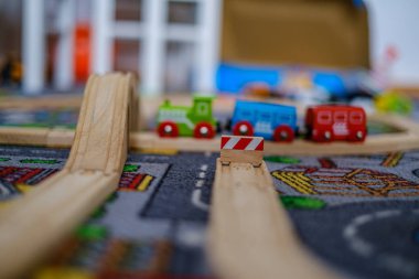 bir ca ahşap raylar üzerinde ahşap tren seti ile oynayan bebek elleri