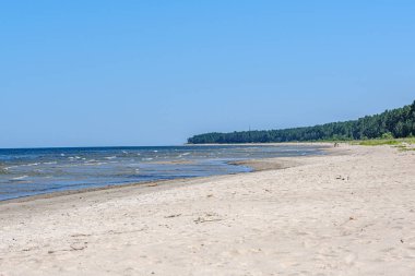 blu gökyüzü ve dalgalar ile deniz plajı