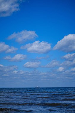 blu gökyüzü ve dalgalar ile deniz plajı