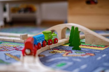 bir ca ahşap raylar üzerinde ahşap tren seti ile oynayan bebek elleri
