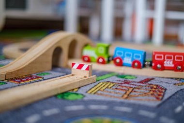 bir ca ahşap raylar üzerinde ahşap tren seti ile oynayan bebek elleri