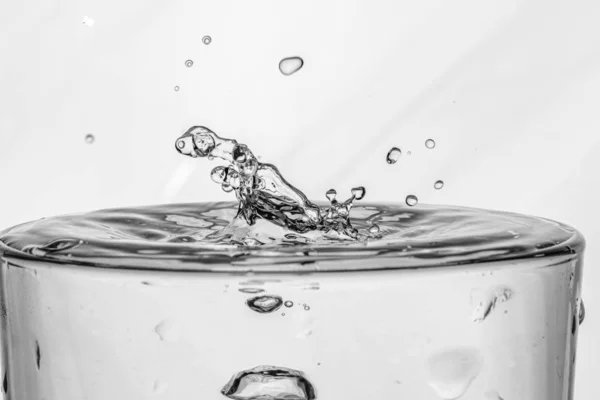 Water druppels op een wateroppervlak — Stockfoto