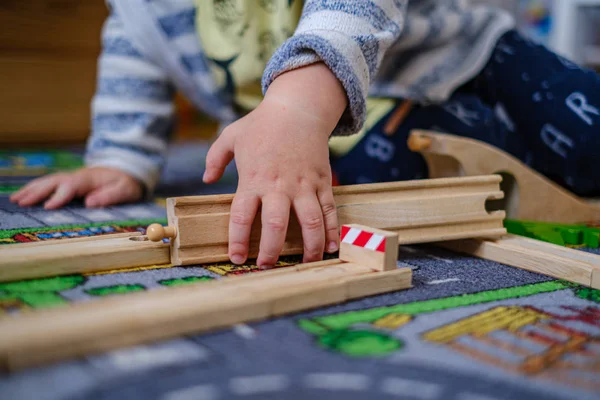 Dětské ruce si hrají s dřevěnou vlakovým zábradlím na dřevěné kolejnicích na CA — Stock fotografie