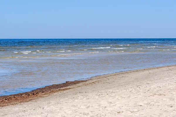 Morze plaża z Blu niebo i fale — Zdjęcie stockowe