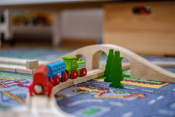 Bir ca ahşap raylar üzerinde ahşap tren seti ile oynayan bebek elleri — Stok fotoğraf