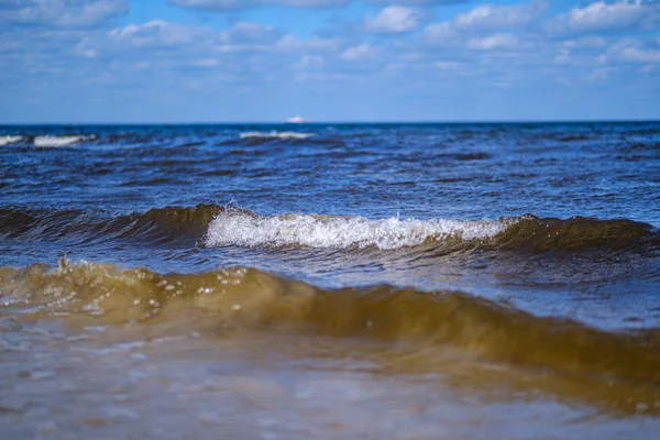 Blu gökyüzü ve dalgalar ile deniz plajı — Stok fotoğraf