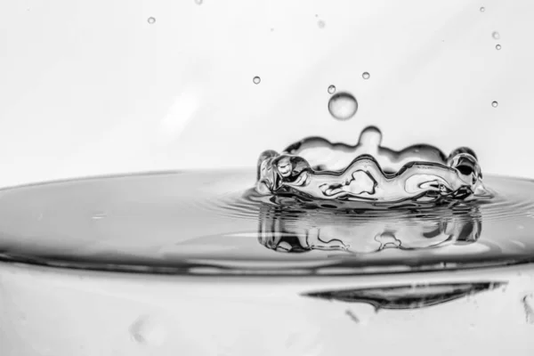 Water druppels op een wateroppervlak — Stockfoto