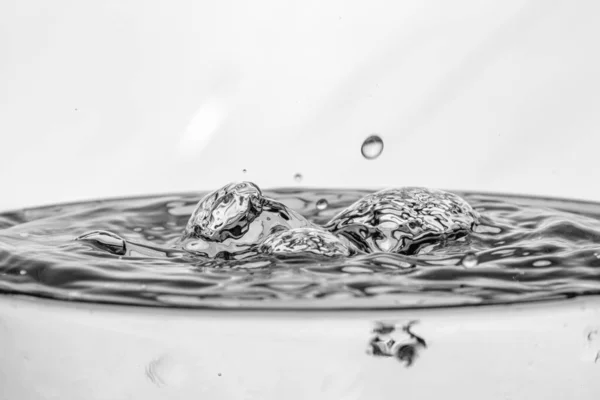 Краплі води на поверхні води — стокове фото