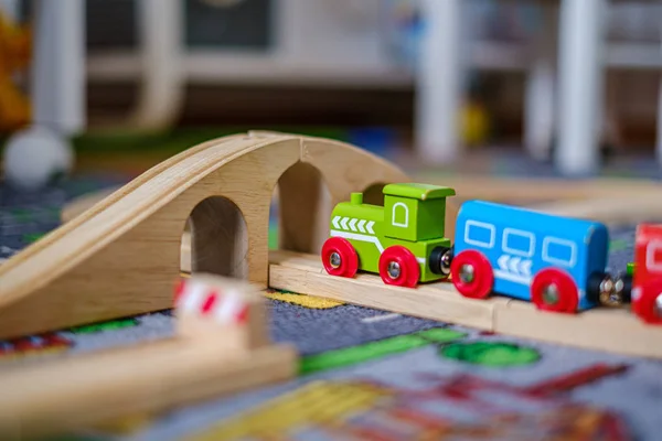 bir ca ahşap raylar üzerinde ahşap tren seti ile oynayan bebek elleri