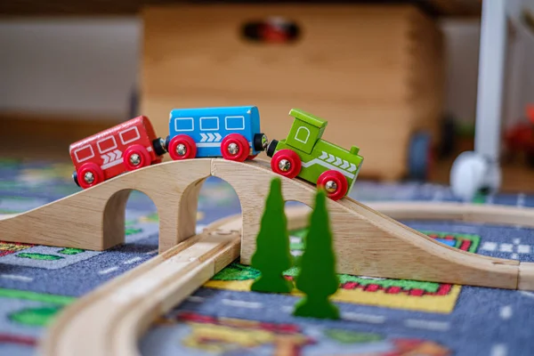 bir ca ahşap raylar üzerinde ahşap tren seti ile oynayan bebek elleri
