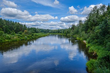 bulut yansımaları ile Letonya Gauja nehrine açık görünümü
