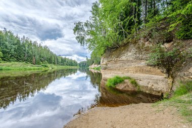 bulut yansımaları ile Letonya Gauja nehrine açık görünümü