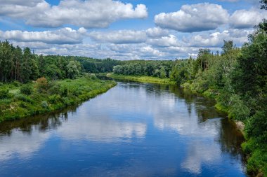 bulut yansımaları ile Letonya Gauja nehrine açık görünümü