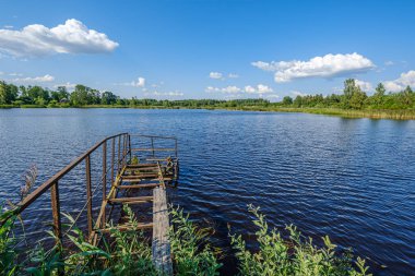yaz aylarında mavi gölde eski metal köprü