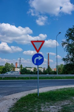 yol tarifi gösteren yol işaretleri