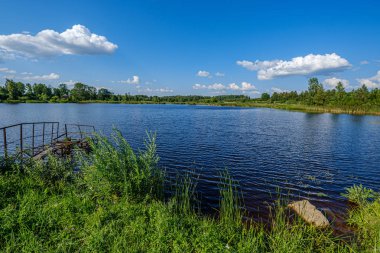 yaz aylarında mavi gölde eski metal köprü