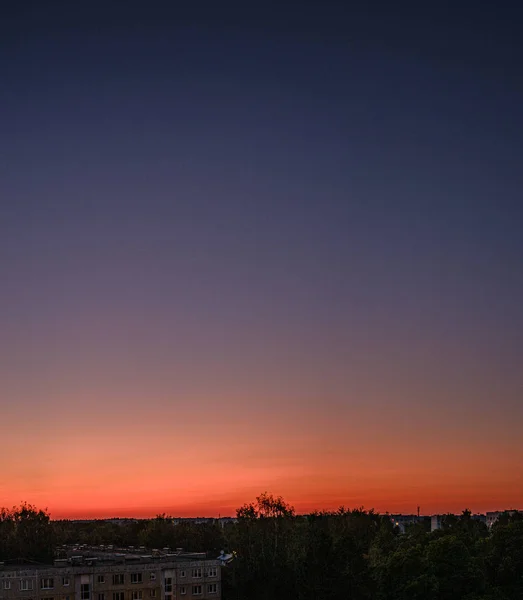 Rode zonsondergang over stad met huisvesting en internetprovider kabels i — Stockfoto